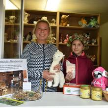 Wie immer mit dabei: Der Zooshop des Fördervereins mit vielen süßen Plüschtieren aber auch Produkten aus Südamerika, deren  Erlös teilwiese den Erzeugern zu Gute kommt.