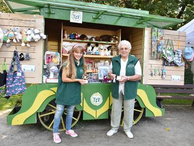 Der mobile Zooshop des Tierparkfördervereins hatte wieder viele schöne Dinge im Angebot: Von Seife aus Alpakahaar bis zu niedlichen Plüschtieren. Der Renner waren selbstgenähte Taschen und Mund-Nasen-Bedeckungen im Flamingo- und Pinguindesign. Maja Alessandra Ulrich und Helga Drechsel (von links) freuten sich gemeinsam mit ihren Mitstreitern über den großen Zuspruch.