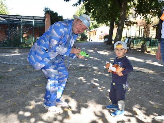 Mit kleinen Schildkröten und anderen Tieren überraschte Mister Wolke die Kinder. Diese standen anlässlich des Weltkindertages im Vordergrund und freuten sich über ein buntes Programm und kostenfreies Popcorn und Zuckerwatte.