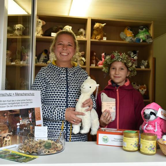 Wie immer mit dabei: Der Zooshop des Fördervereins mit vielen süßen Plüschtieren aber auch Produkten aus Südamerika, deren  Erlös teilwiese den Erzeugern zu Gute kommt.